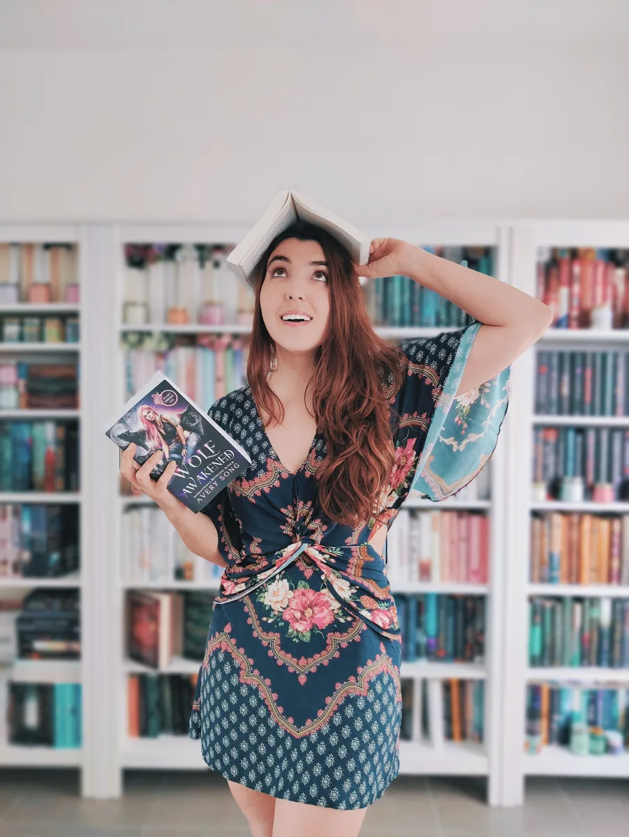 Thais Lopes, Books and Book Reviews creator in United States